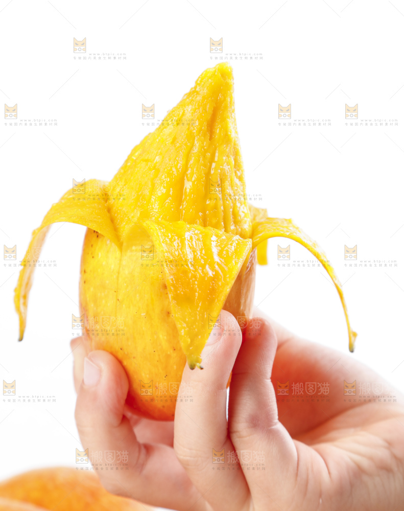 手里拿着新鲜芒果