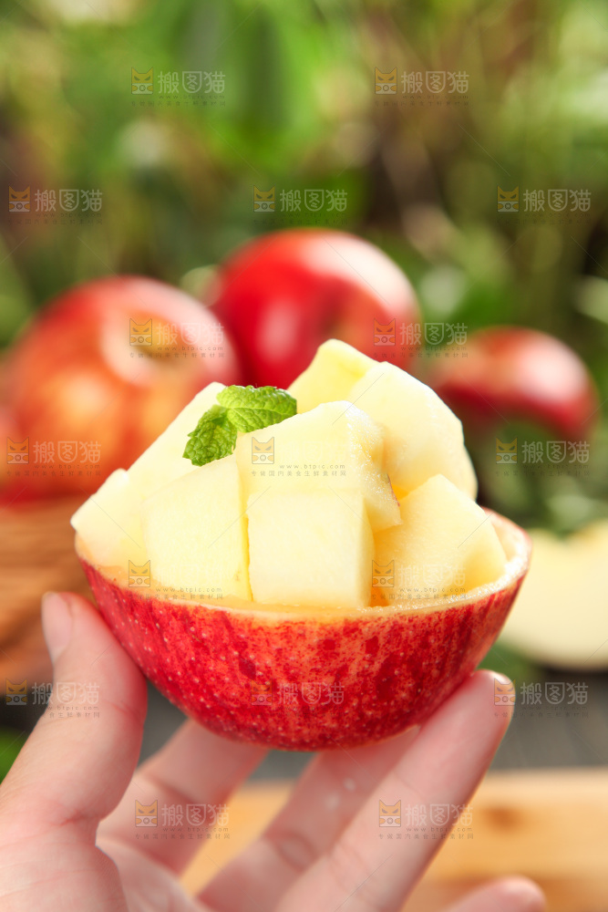 手里拿着陕西红富士