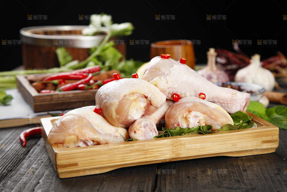 木板上放着一盘新鲜鸡腿