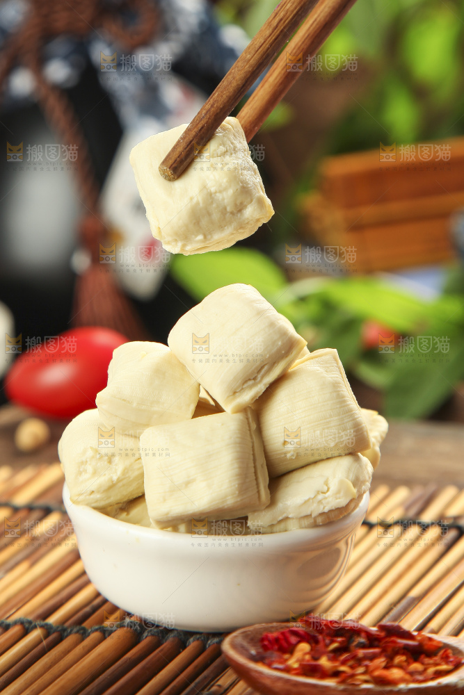 碗里装着手工包浆豆腐