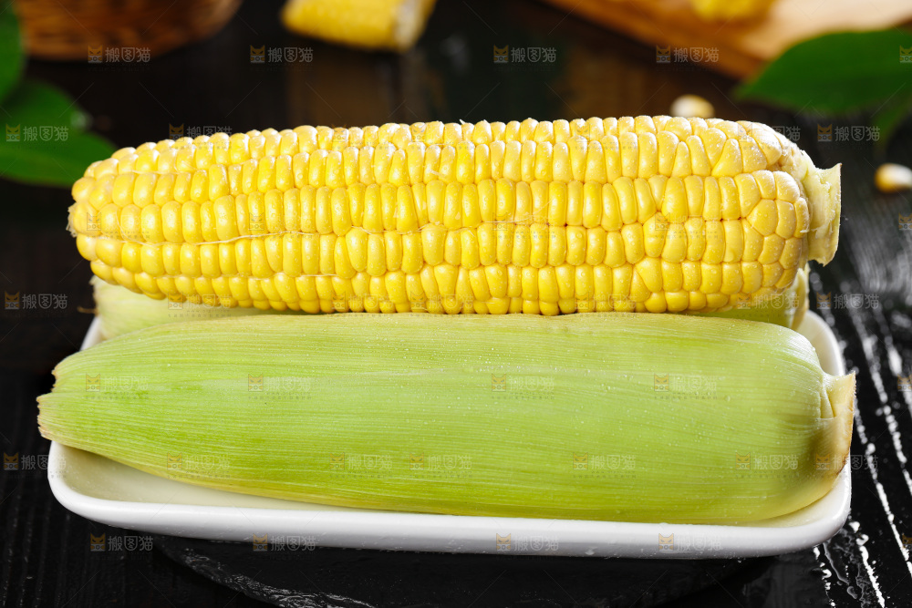 黑石板上的东北玉米