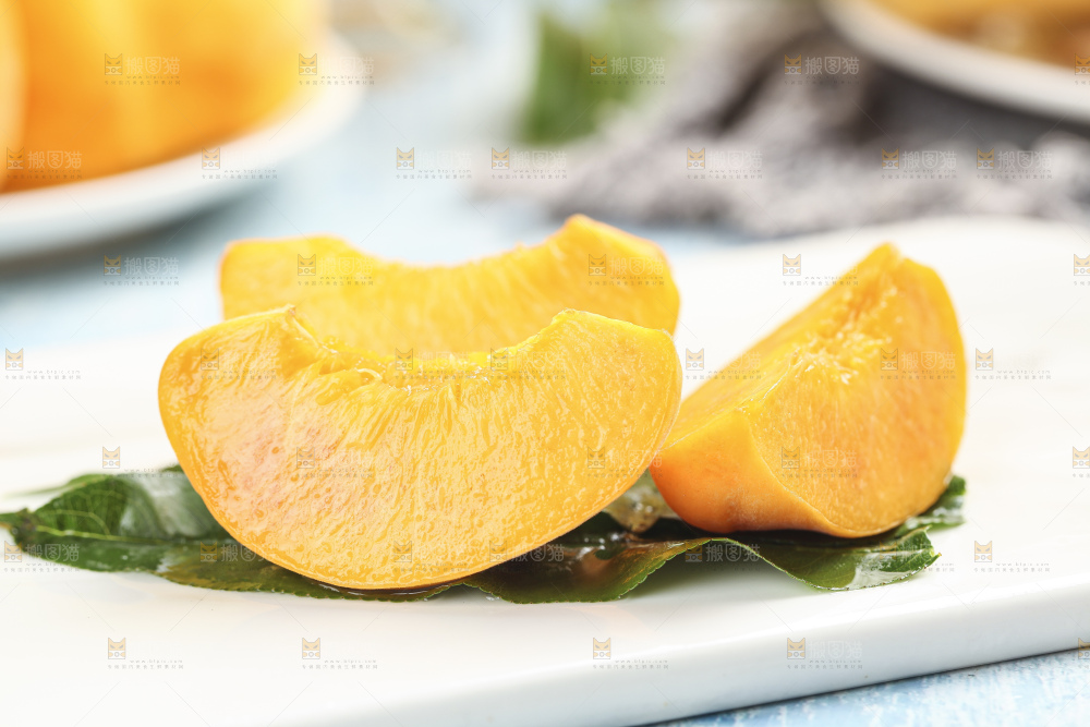 石板上放着黄肉水蜜桃