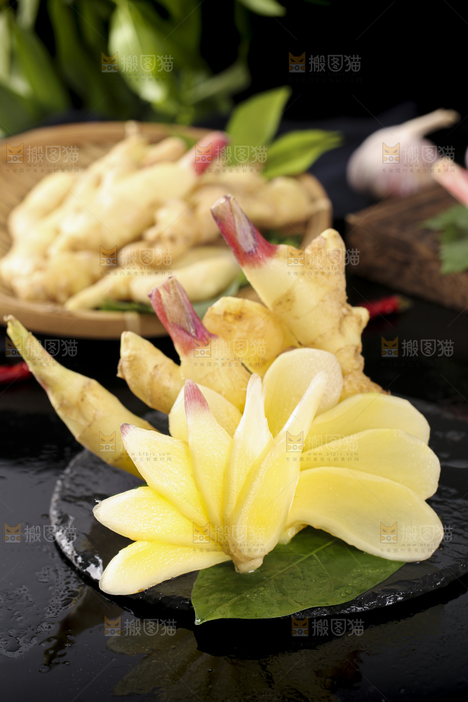 黑石板上放着红芽嫩仔姜