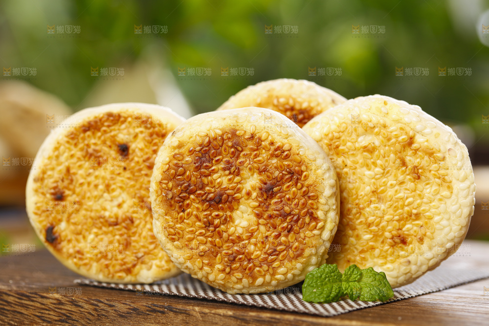 木板上放着胡麻饼