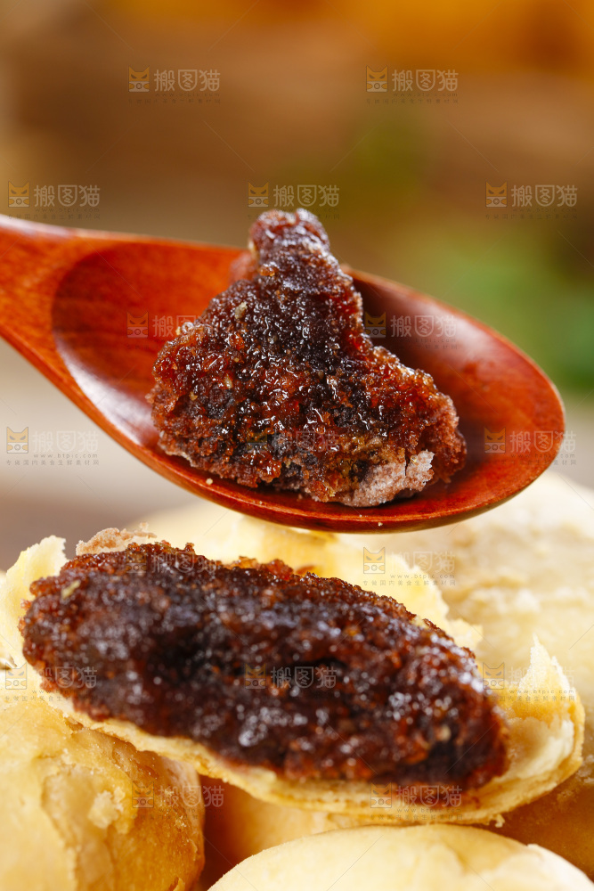 手里拿着五仁月底