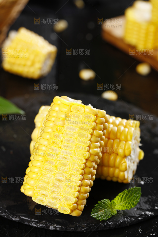 石板上放着黄玉米