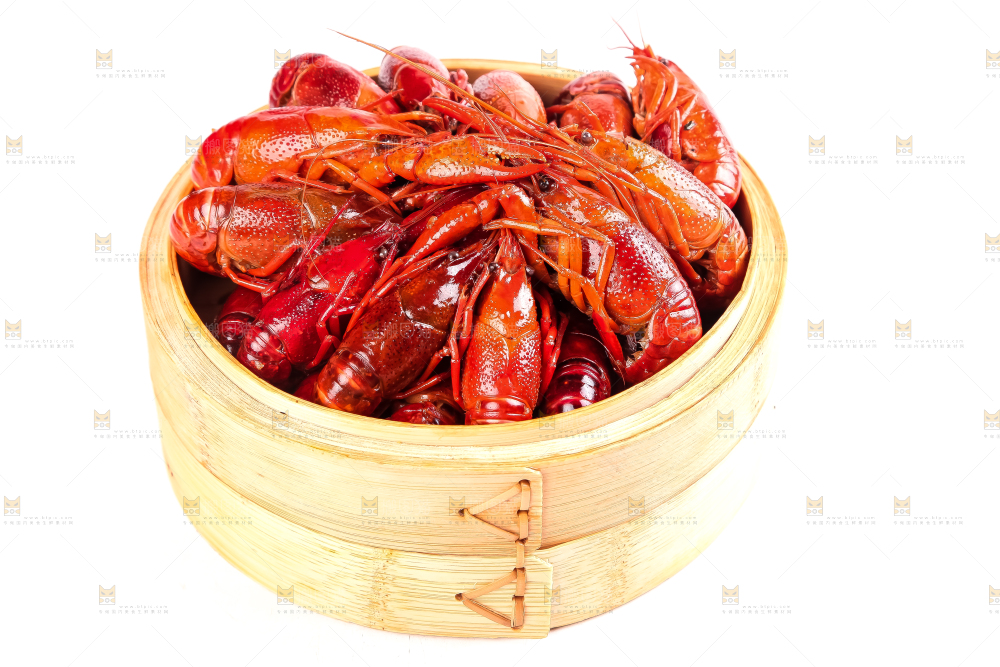 白底上放着一盘香辣小龙虾