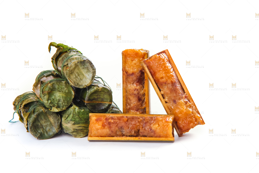 白底上放着竹筒肉粽