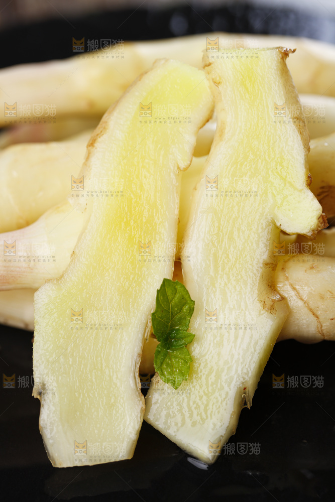 黑石板上放着红芽嫩姜