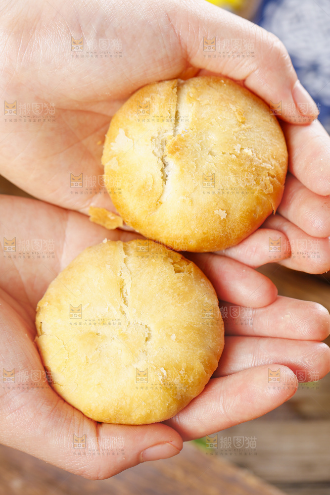 手里拿着五仁月饼