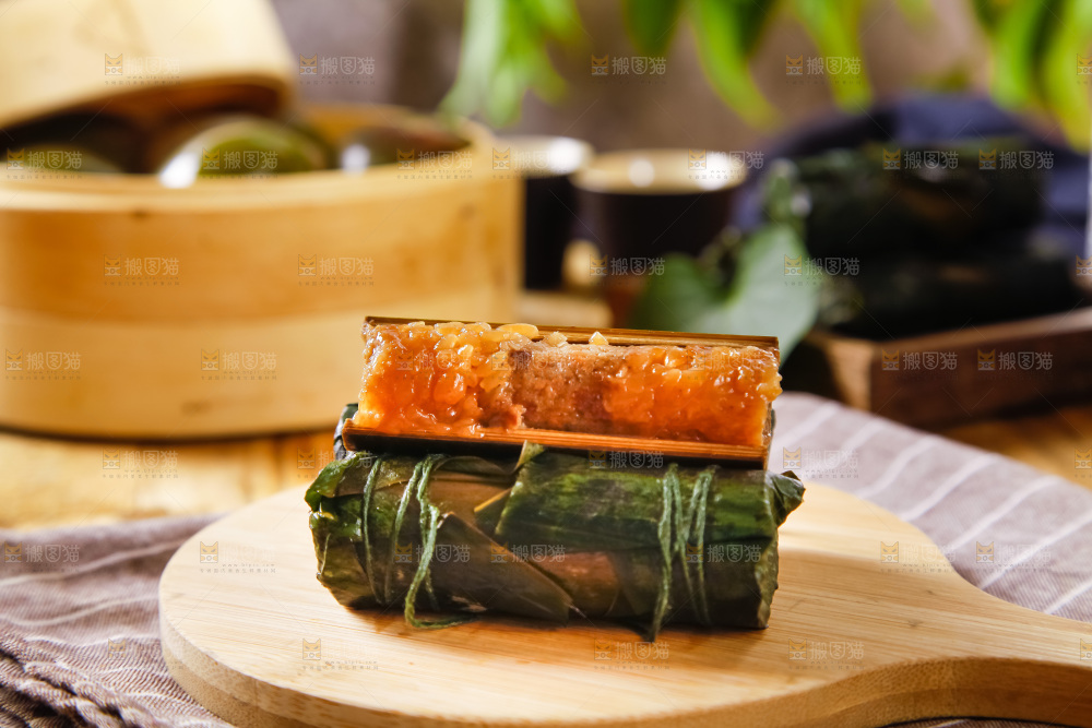木板上的竹筒粽子
