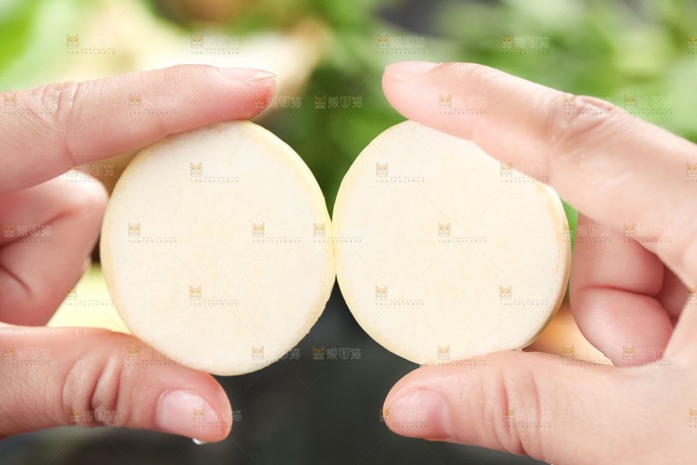 手里拿着湖北新鲜茭白