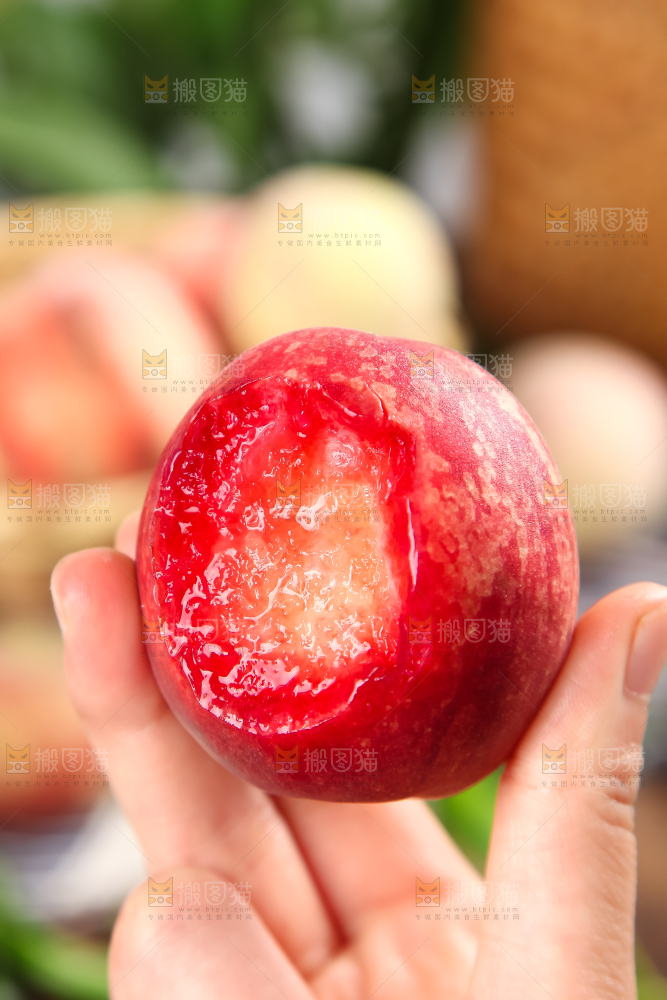 手里拿着毛桃