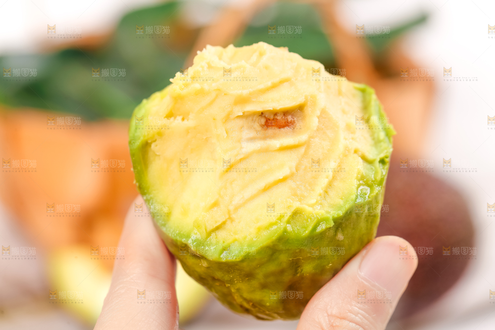 垫子上放着牛油果肉