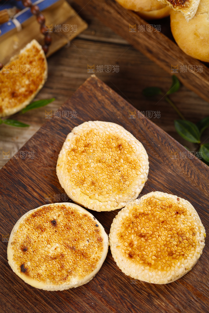 木板上放着胡麻饼
