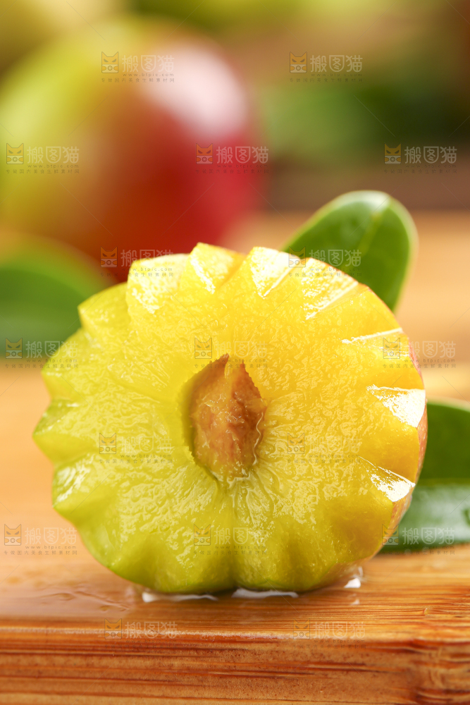 木板上的新鲜李子