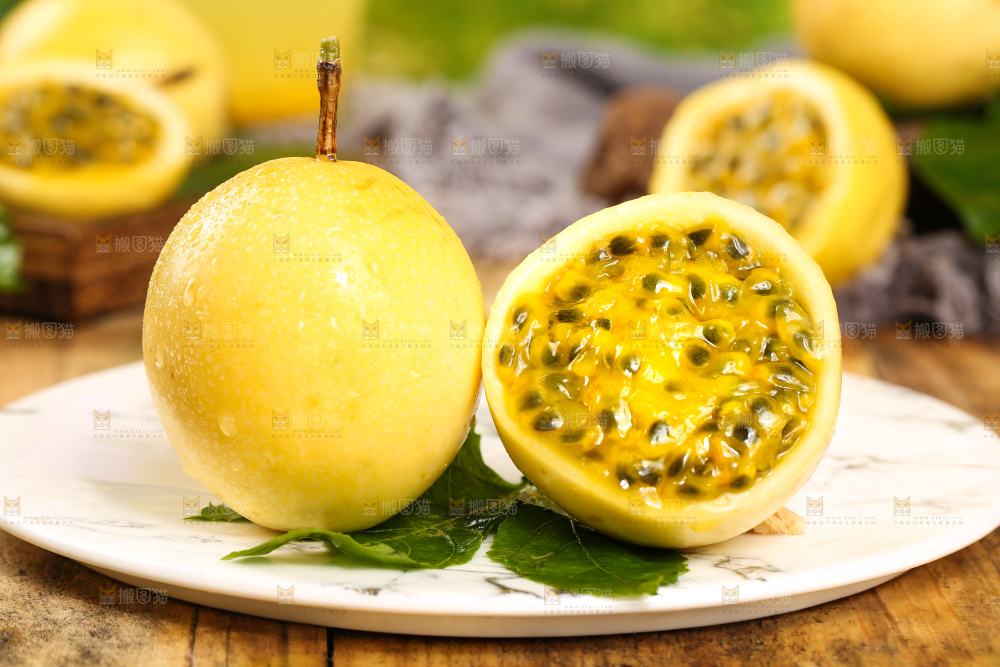 木底上放着黄皮百香果
