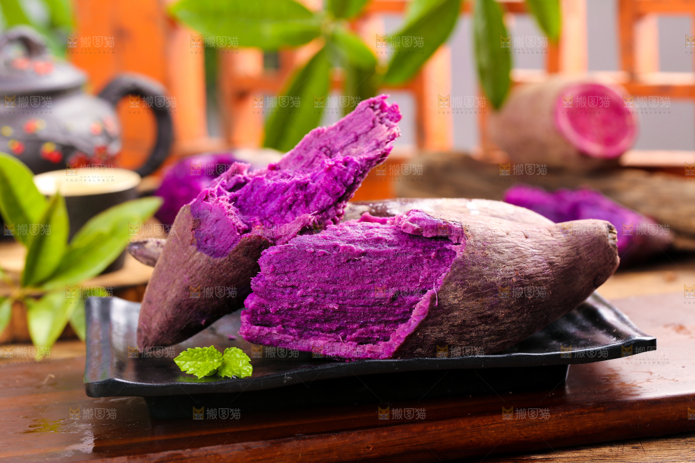 木板上的紫薯