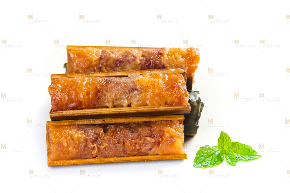 白底上放着竹筒肉粽