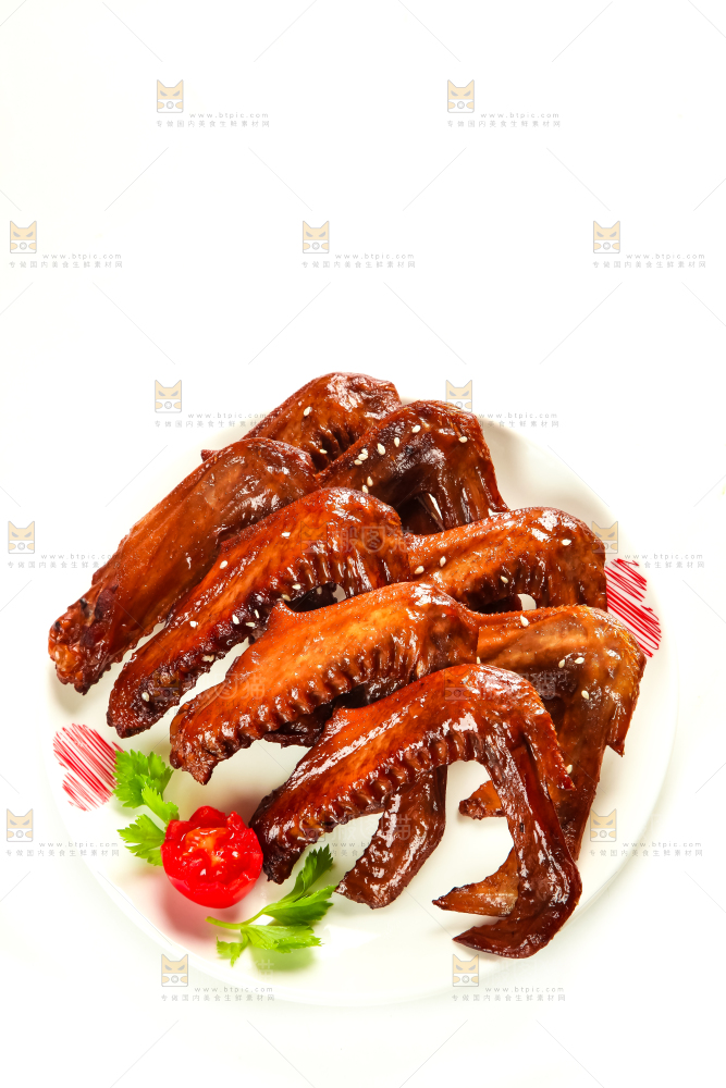 白底上放着酱香鸭翅