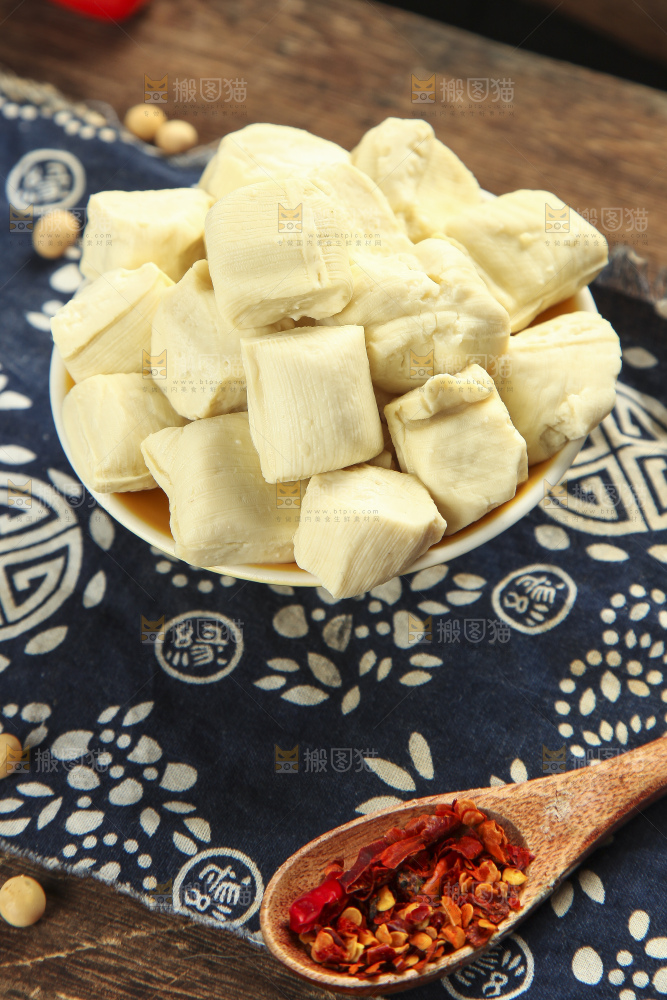 花布底上的包浆豆腐
