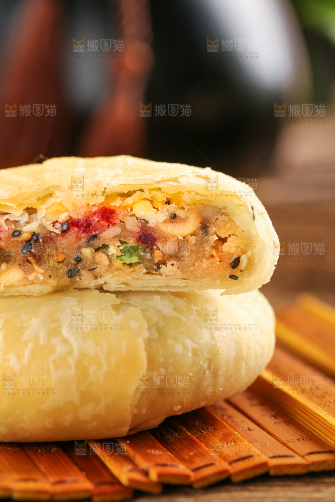 竹底上摆放着酥式月饼