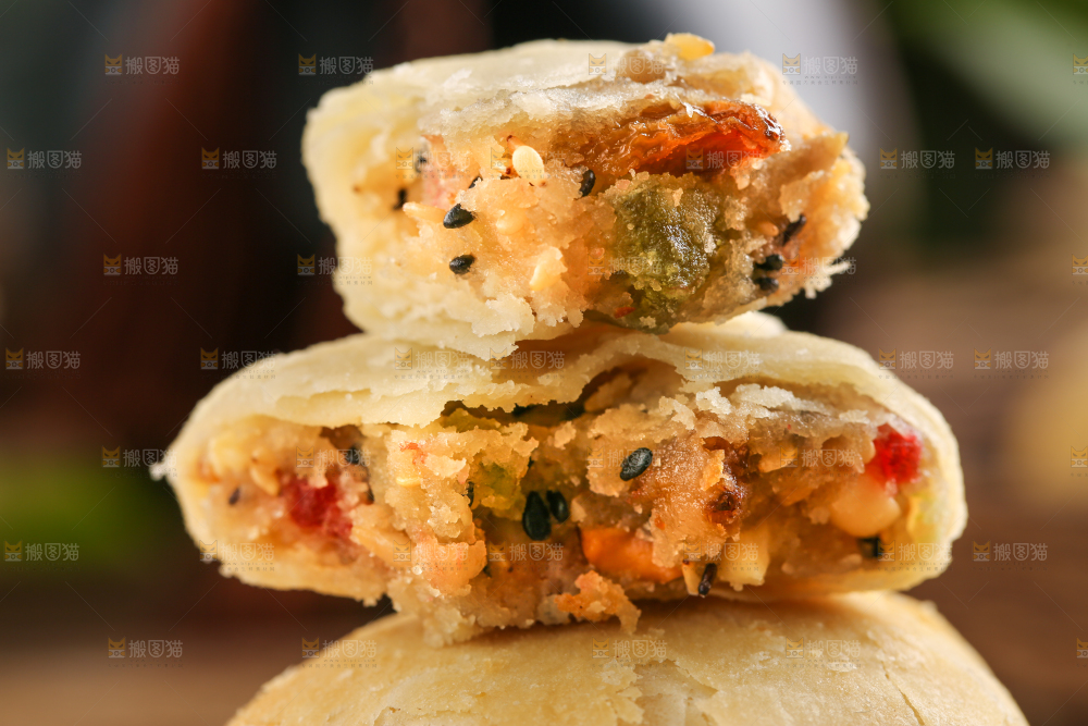 木板上的酥皮月饼