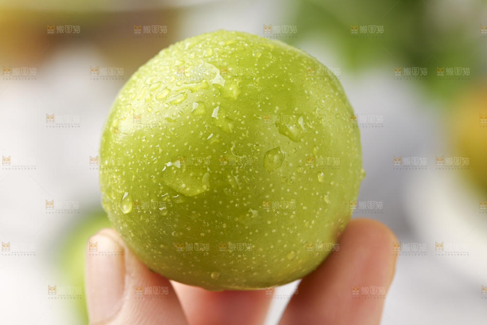 手里拿着李子