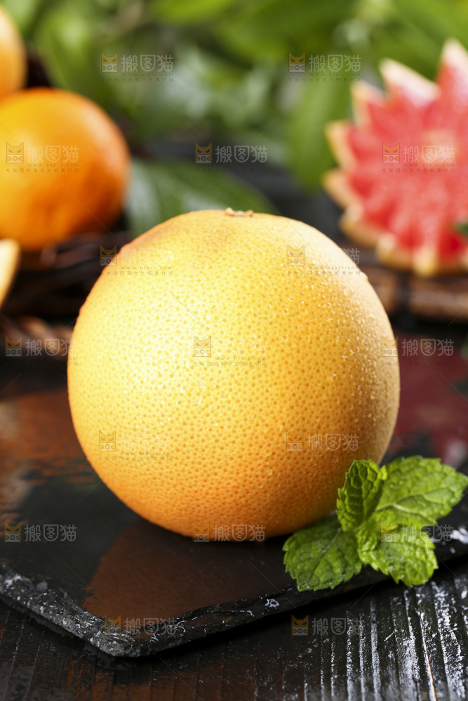 石板上放着葡萄柚