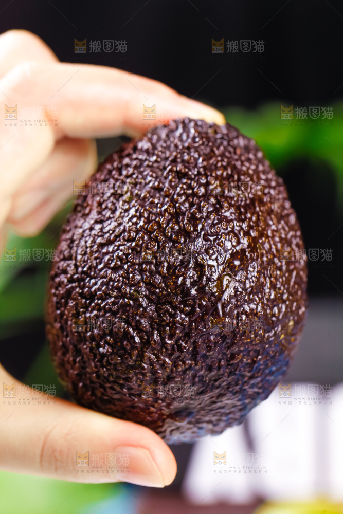 手里拿着秘鲁牛油果