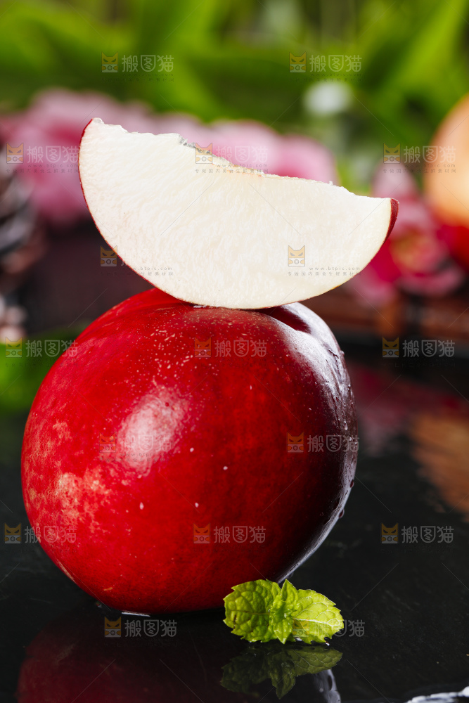 黑石板上放着白肉油桃