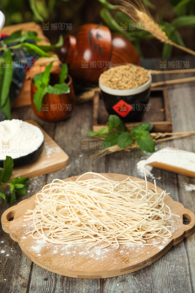 木板上放着一盘手工面条
