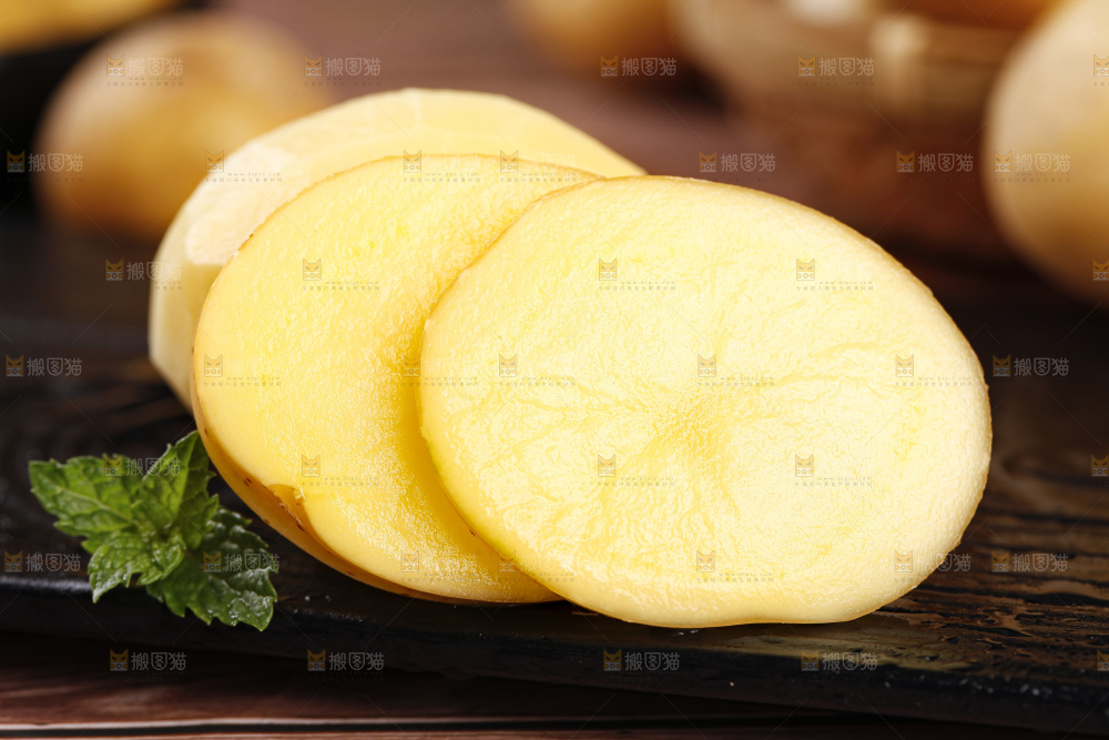 黑石板上摆放着黄心小土豆
