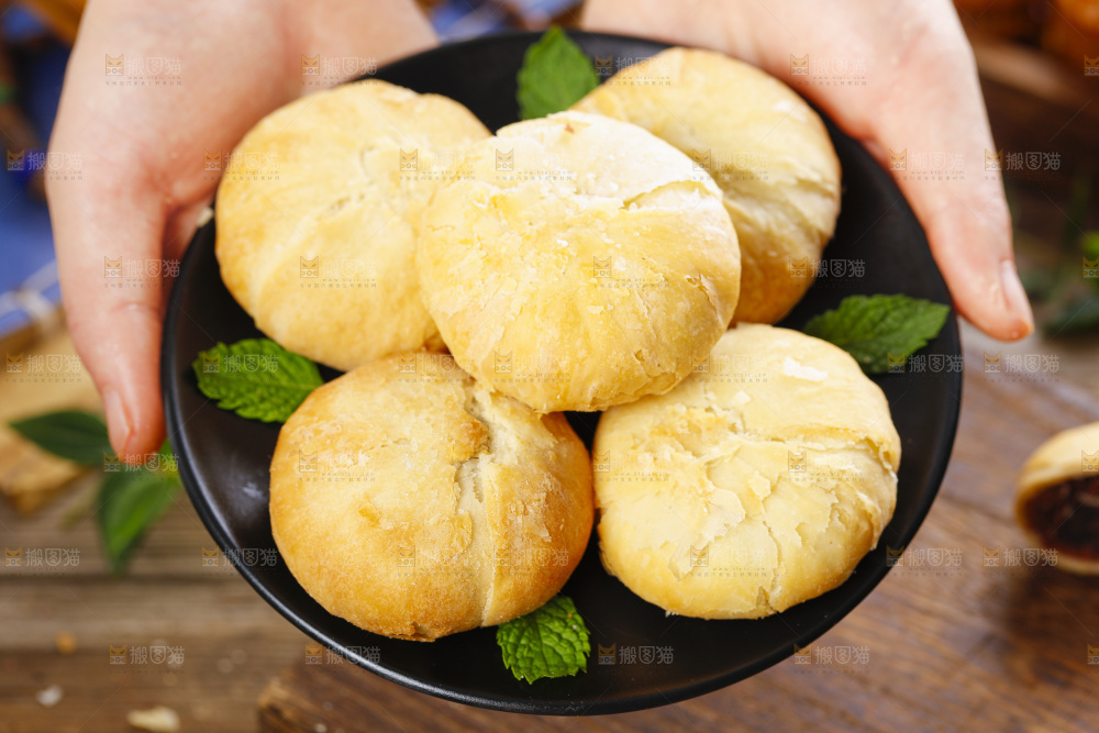 手里拿着老月饼