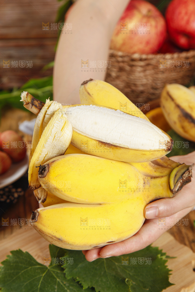 手里拿着苹果香蕉