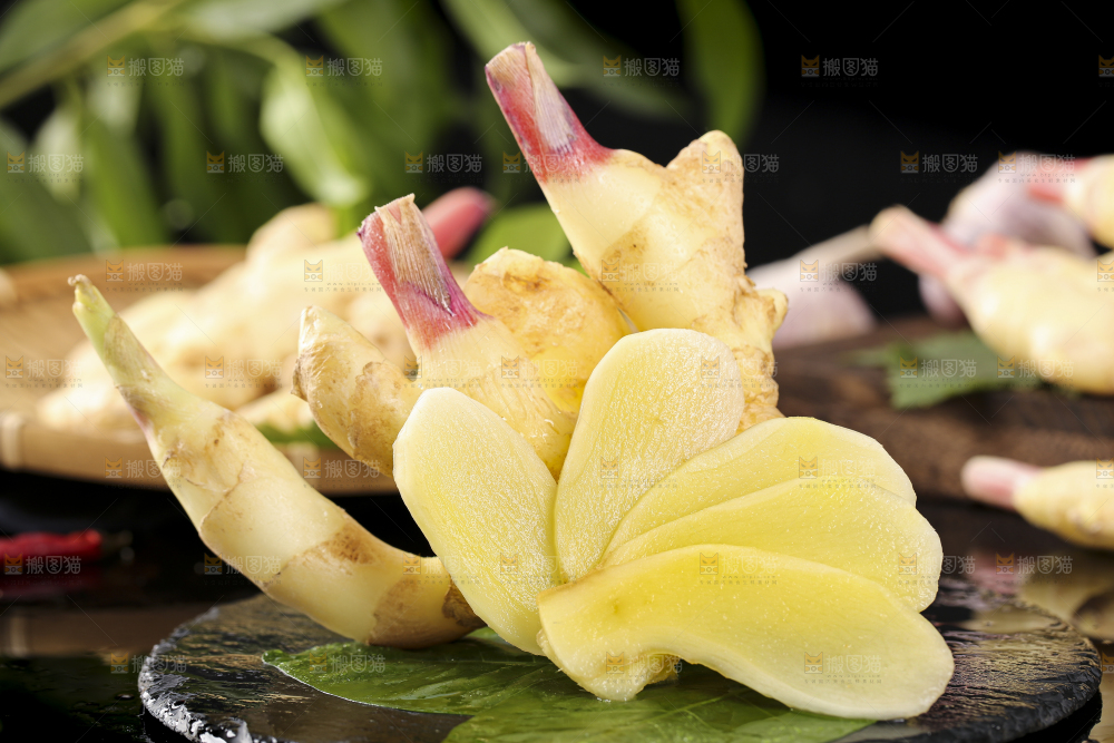 黑石板上放着红芽嫩仔姜
