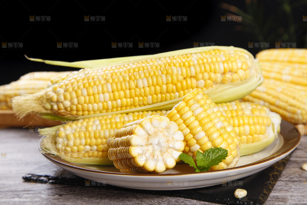 盘子里的水果玉米