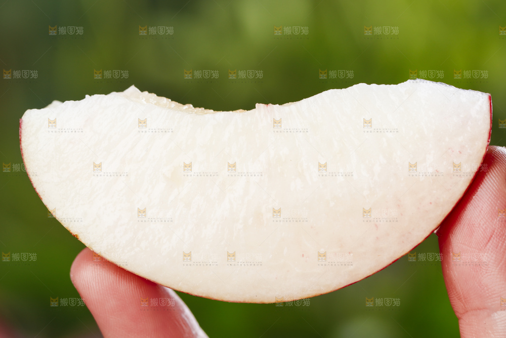 黑石板上放着白肉油桃