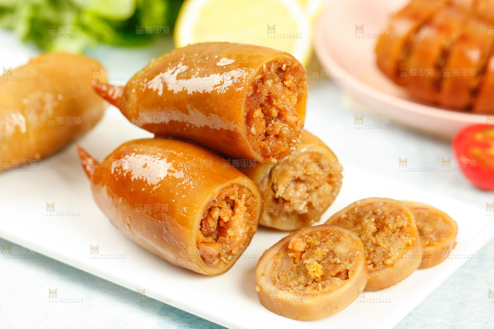 碟子里装着即食鱿鱼仔