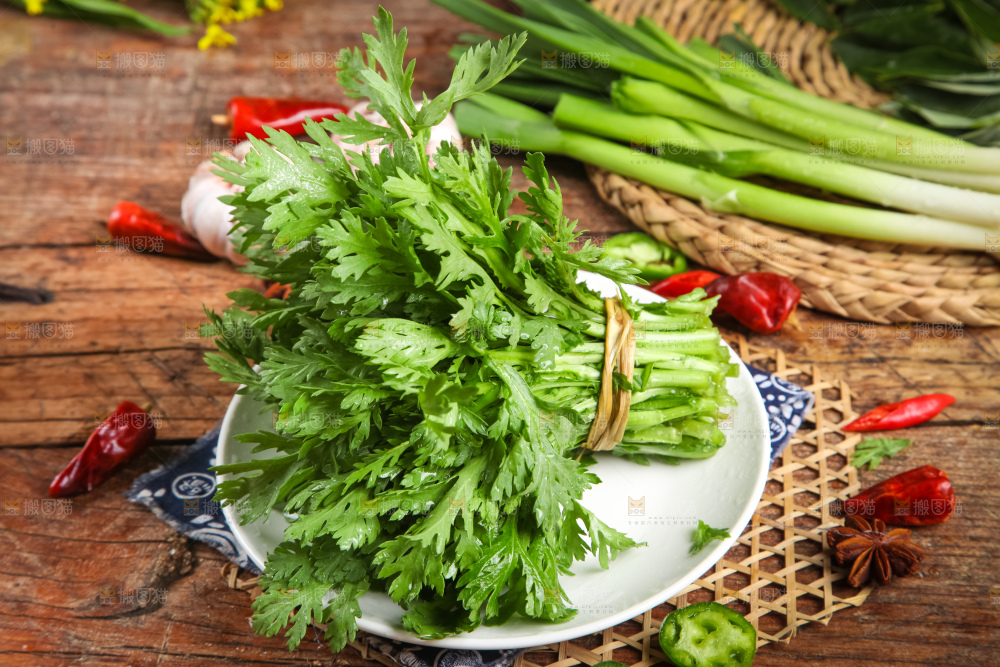 盘子里的茼蒿