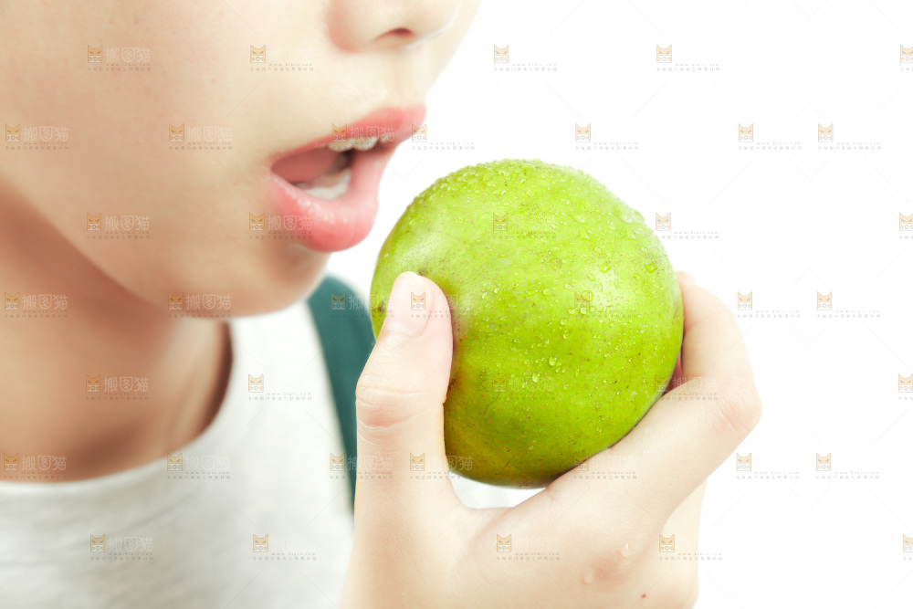手里拿着青梨