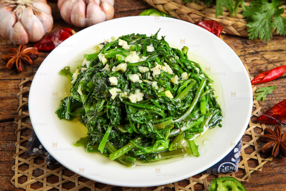 盘子里的炒茼蒿