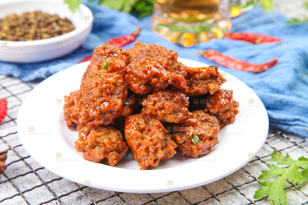 盘子里装着红烧藕圆子