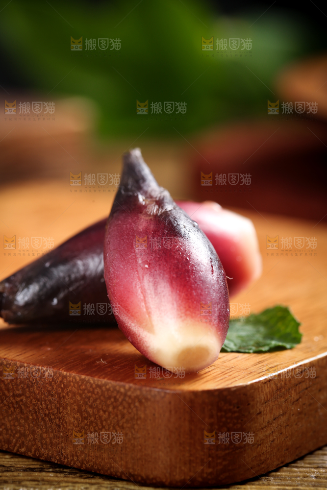 木底上摆放着阳荷姜