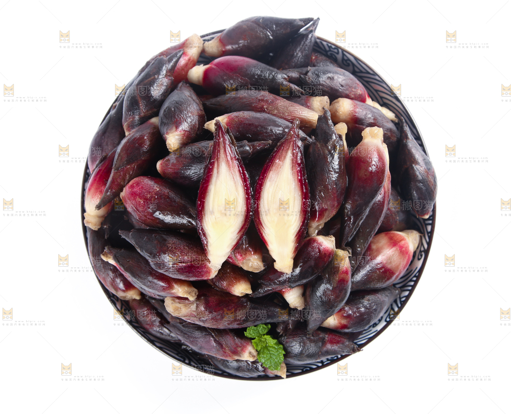 盘子里装着新鲜阳荷姜