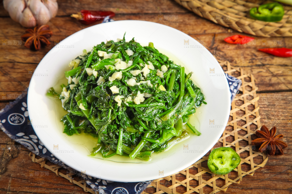 盘子里的炒茼蒿