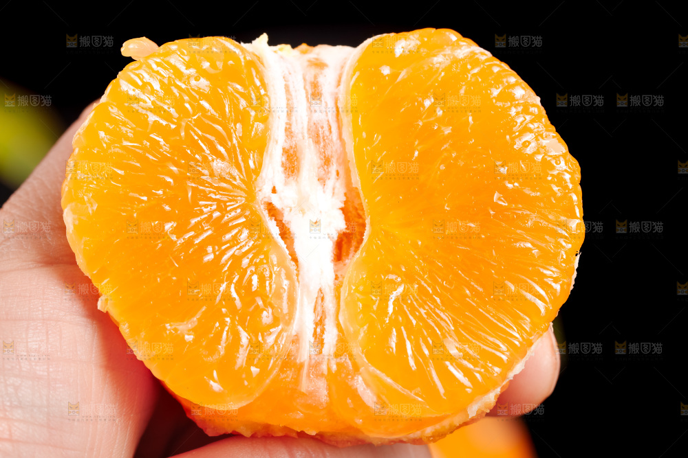 手里拿着新鲜沃柑