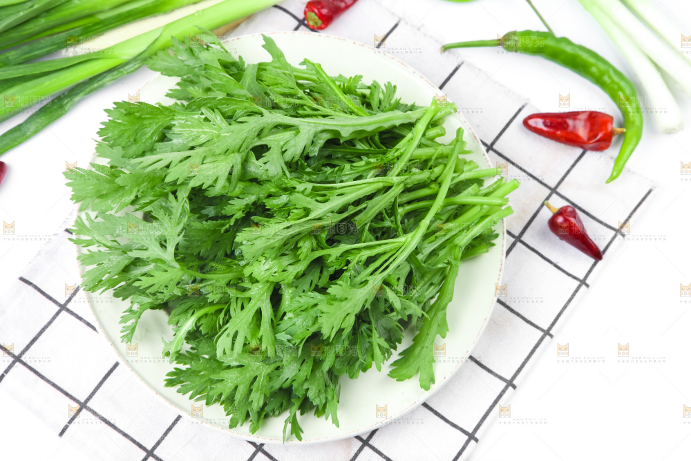 盘子里装着茼蒿