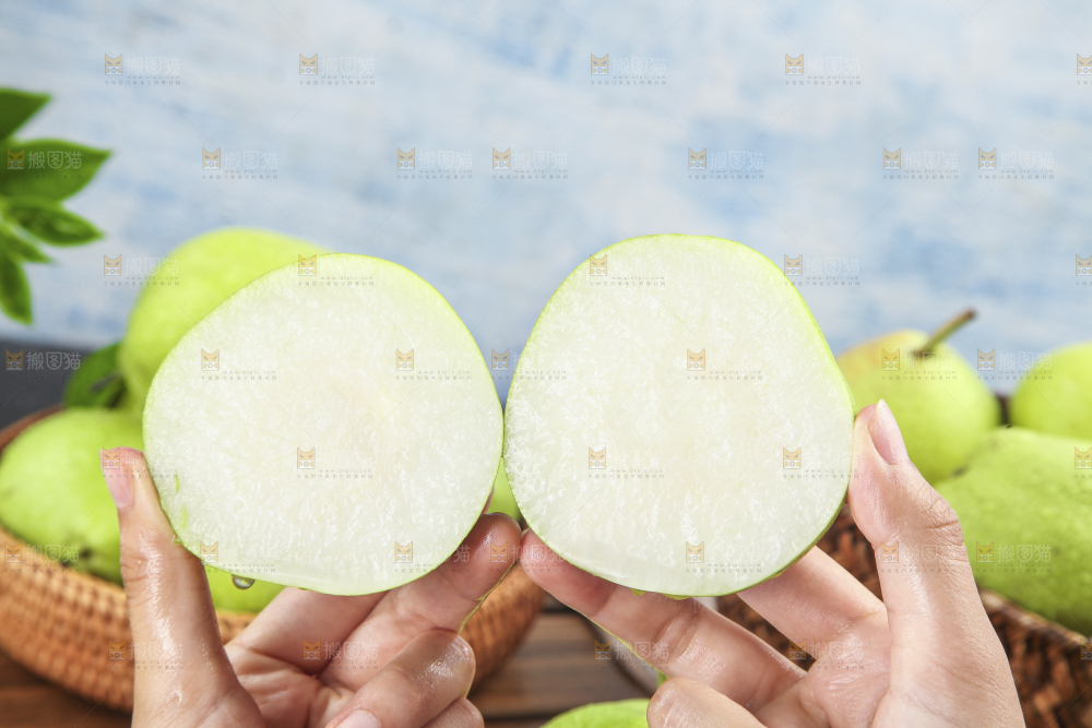 手里拿着青梨
