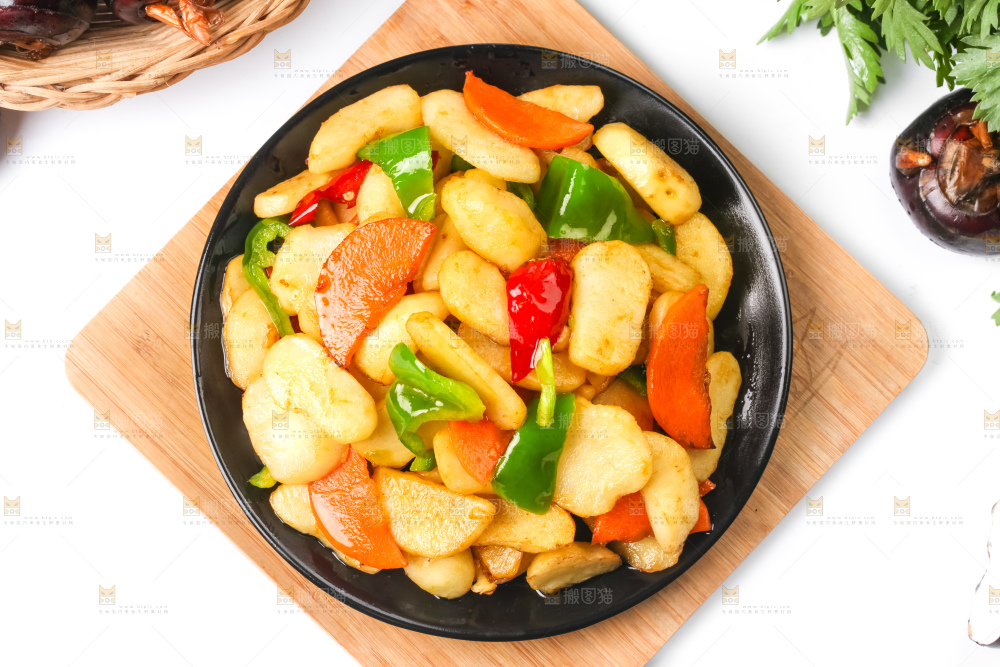 盘子里装着马蹄炒辣椒